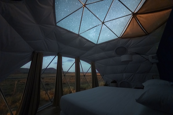 Glamping King Skylight Dome | Premium bedding, pillowtop beds, desk, laptop workspace - Skyview Hotel (Torrey)