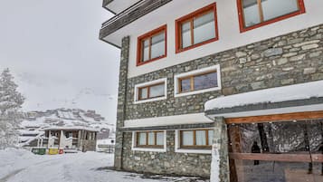 Um edifício de pedra com várias janelas e uma garagem.