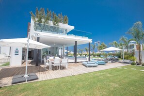 Villa, 4 Bedrooms, Private Pool, Garden View | Outdoor dining