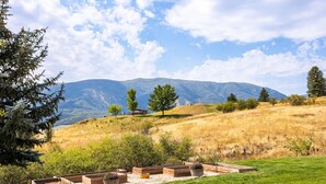 Un jardín con bancales elevados y vistas a montañas.