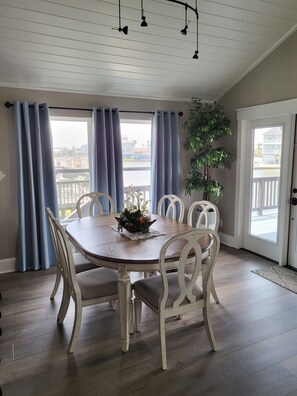 Dining - Canal home - Hot tub, Fish light, Kayaks, Paddle board & close to the Beach (Jamaica Beach)