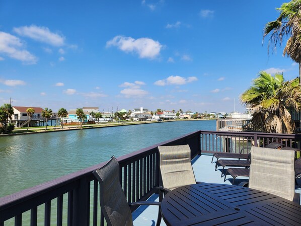 Outdoor dining - Canal home - Hot tub, Fish light, Kayaks, Paddle board & close to the Beach (Jamaica Beach)