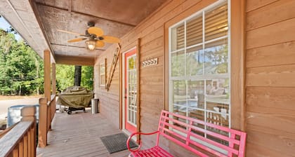 Cozy Cabin 3.5 min from Sportman's!