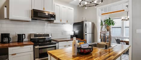 Kylskåp, mikrovågsugn, ugn och spishäll