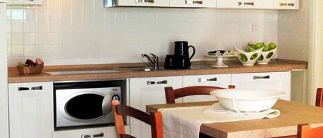 Kühlschrank, Mikrowelle, Herdplatte, Geschirrspüler