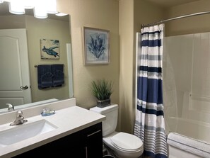 Hair dryer, towels, soap, shampoo - Your Private Oasis in the Hub of Marina del Rey (Marina del Rey)
