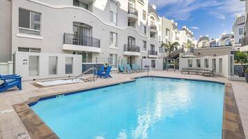 Una piscina al aire libre, una piscina climatizada