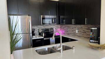 Kühlschrank, Mikrowelle, Ofen, Geschirrspüler