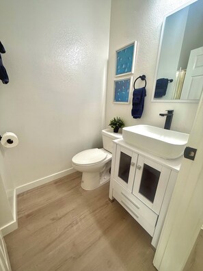 Hair dryer, towels, soap, shampoo - Your Private Oasis in the Hub of Marina del Rey (Marina del Rey)