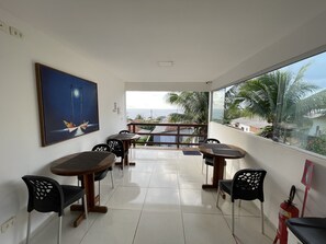 42–tuumainen LED-televisio, jossa satelliittikanavat