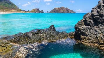 Playa en los alrededores, playa de arena blanca y bar en la playa