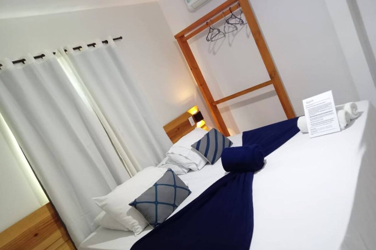 Minibar, wifi gratis, muebles diferentes y ropa de cama