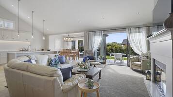 House | Ruang tamu | 42 inci televisyen dengan kabel, pendiangan