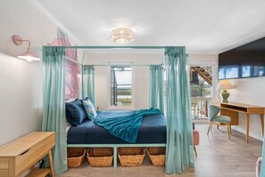 6 Schlafzimmer, Schreibtisch, Bügeleisen/Bügelbrett, Reisekinderbett