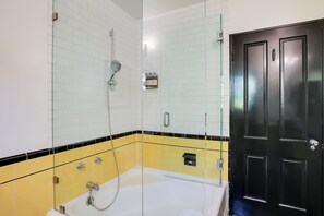 Combined shower/tub, hair dryer, towels