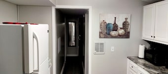 Lovely Two Bedroom Home- Close to DT Greenfield