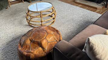 Een televisie, een open haard, een dvd-speler en boeken