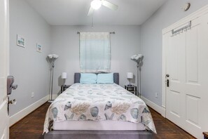 3 bedrooms, WiFi - Cozy sea breeze bungalow - 2 mins to the beach (Galveston)