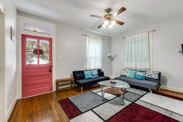 Living area - Cozy sea breeze bungalow - 2 mins to the beach (Galveston)