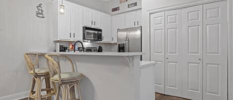 Frigorifero, microonde, forno, piano cottura