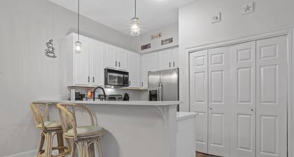 Beachin' Bay Getaway. Close to Downtown and the Beach!