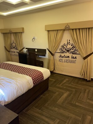 8 bedrooms, WiFi, bed sheets