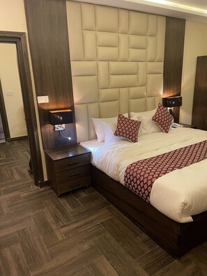 8 bedrooms, WiFi, bed sheets