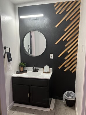 Hair dryer, towels, soap, shampoo - "ALEXA BOOK VACATION HOME" (Lynwood)