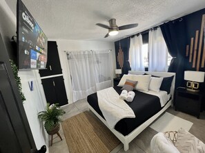 1 bedroom, iron/ironing board, WiFi, bed sheets - "ALEXA BOOK VACATION HOME" (Lynwood)