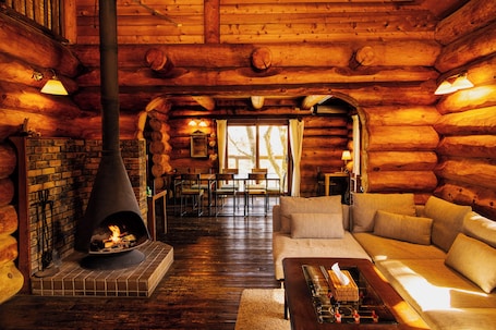 Luxury Cabin | Living room | Fireplace