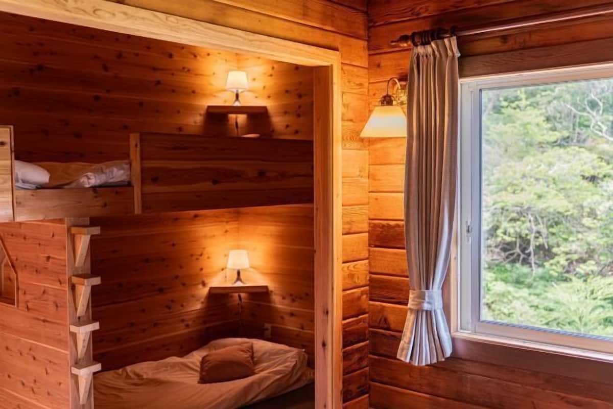 4 bedrooms, desk, blackout drapes, free WiFi