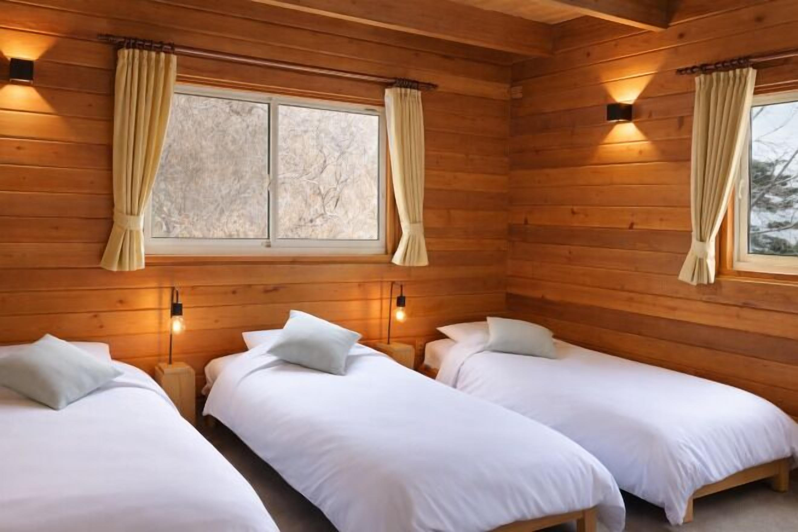 Desk, blackout drapes, free WiFi, bed sheets