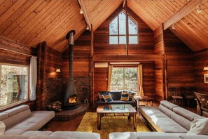 Grand Cabin | Living area