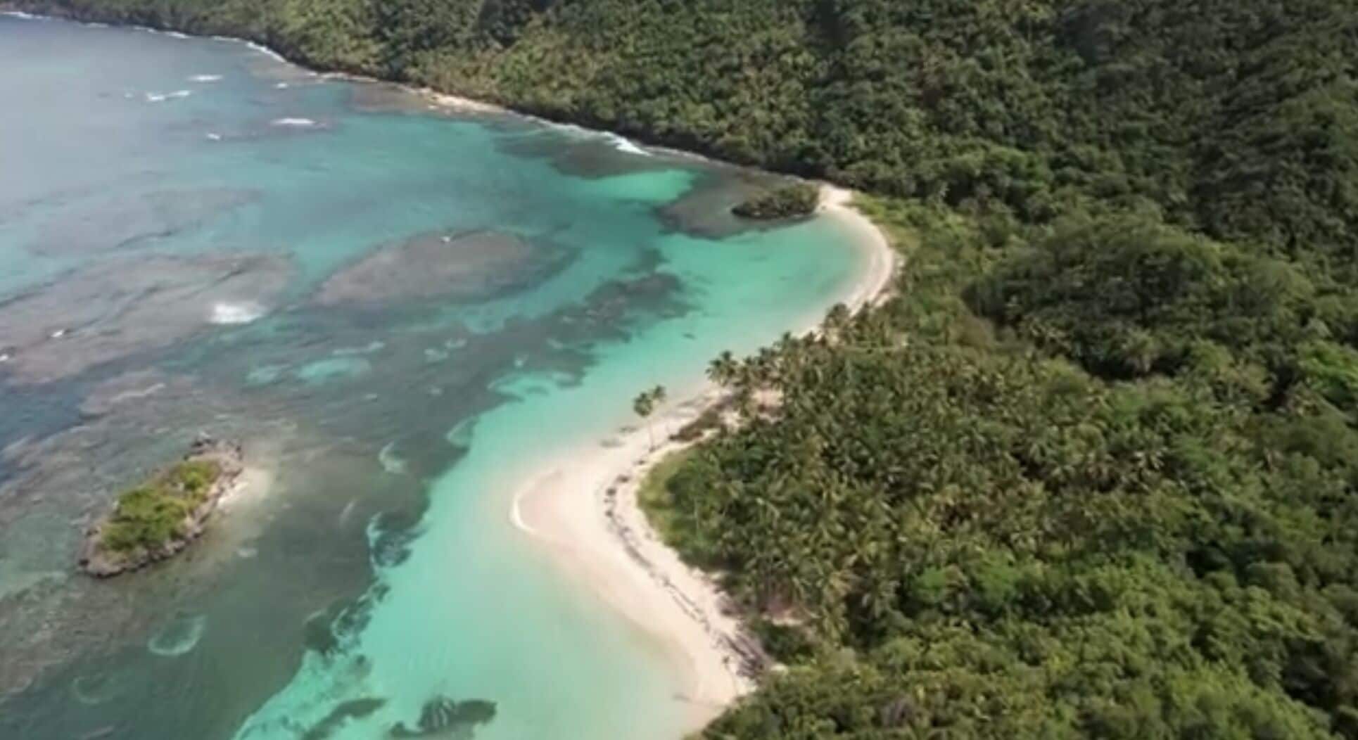 Plage, chaises longues, serviettes de plage