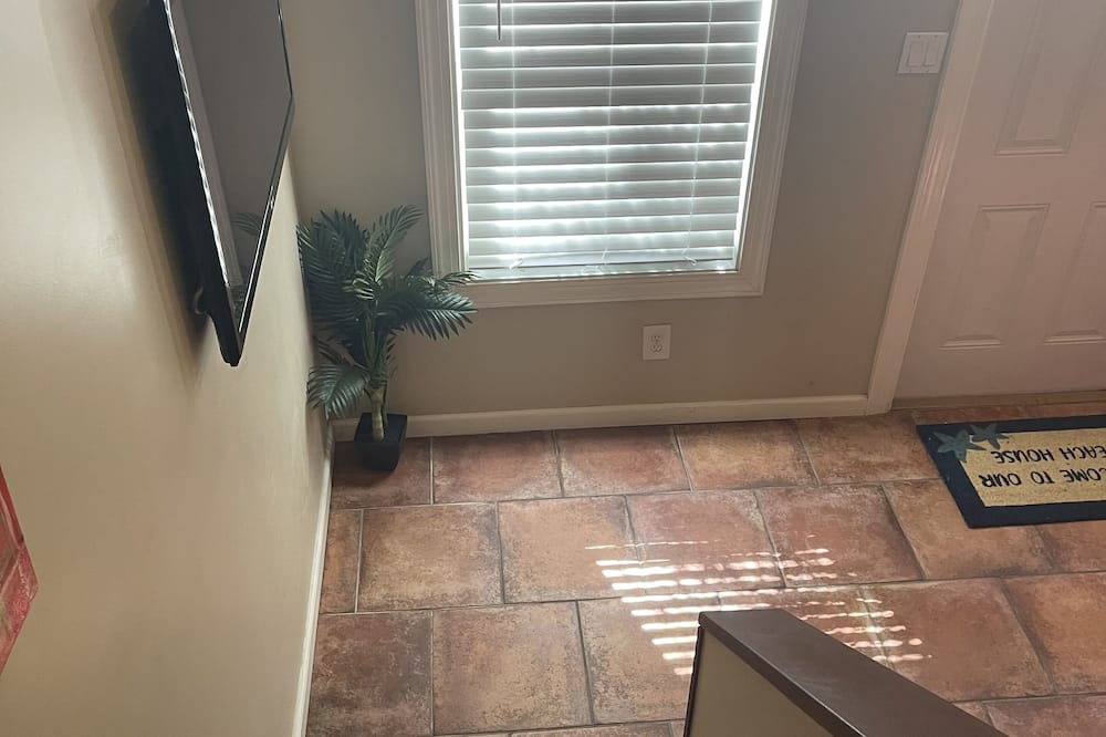 Cozy, private, Dog friendly Key West cottage 2\/1. Close to the BEACH.