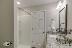 ヘアドライヤー、タオル、石鹸、トイレットペーパー