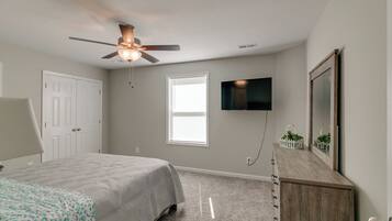 3 bedrooms, iron/ironing board, WiFi, bed sheets