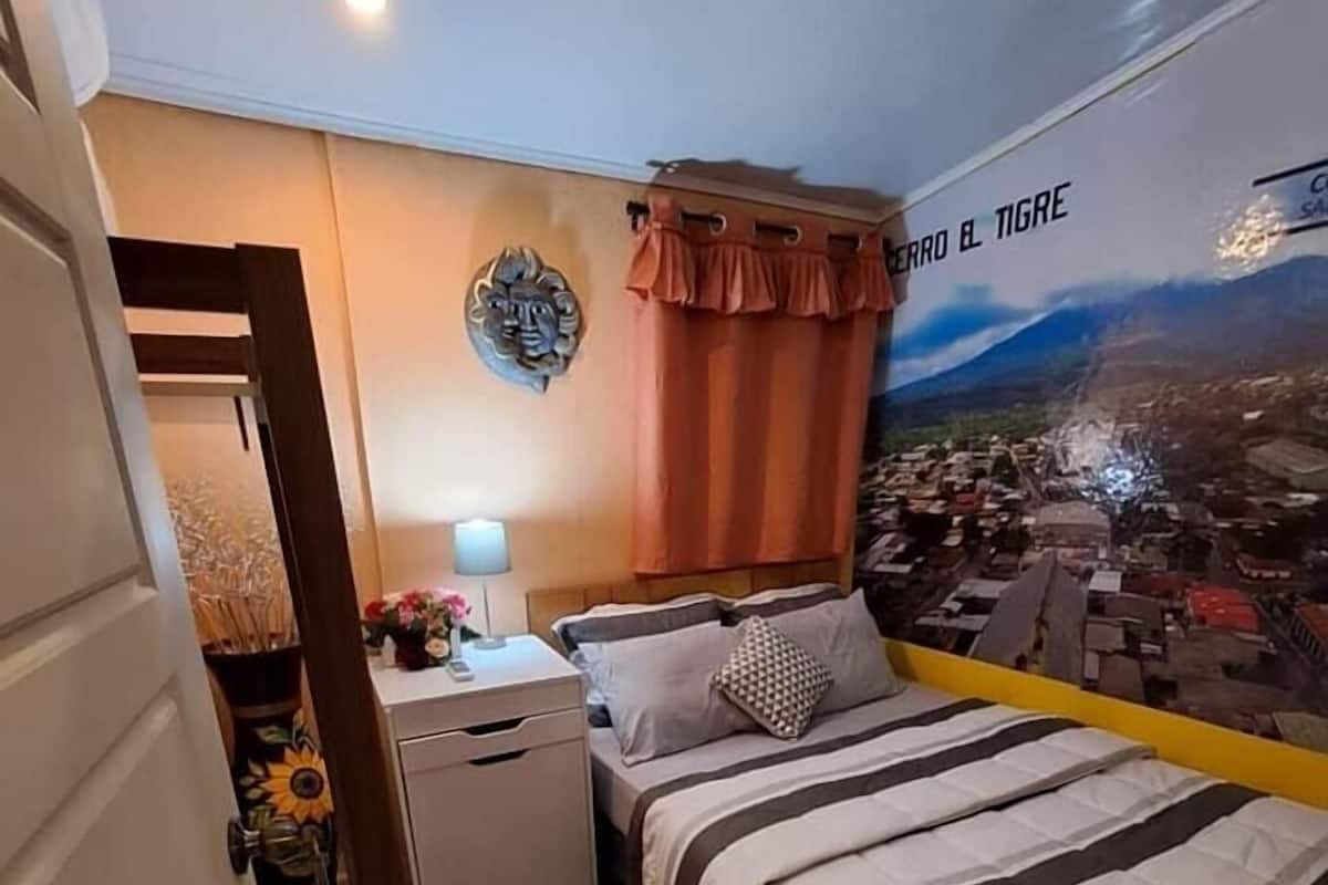 Tabla de planchar con plancha, wifi gratis y ropa de cama