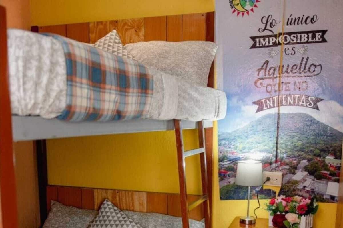 Tabla de planchar con plancha, wifi gratis y ropa de cama