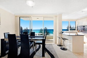 Dining - Beachside Getaway, Southern Cross Seventh Floor (Burleigh Heads)