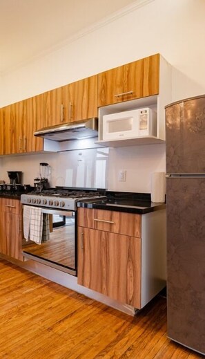 Refrigerador, microondas, parrilla de estufa y cafetera y tetera