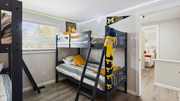 5 habitaciones, escritorio y tabla de planchar con plancha
