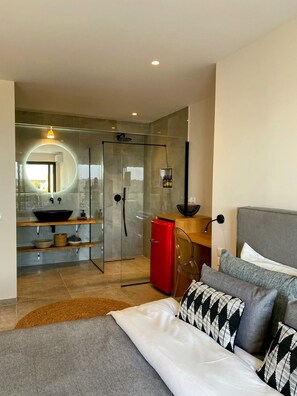 Bathroom - Room-luxury Suite With a Queens Double b (Skiathos)