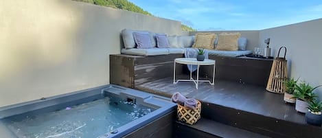 客房, 1 間臥室, 吸煙房, 露台 | 室外 SPA 浴池