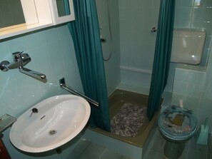 Apartment, 2 Bedrooms, Smoking, Balcony | Bathroom