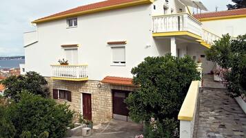 Apartment, 2 Bedrooms, Smoking, Balcony | Property entrance