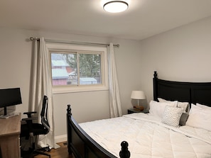 4 bedrooms, desk, iron/ironing board, travel crib - Luxurious and Comfortable Home (Woodstock)