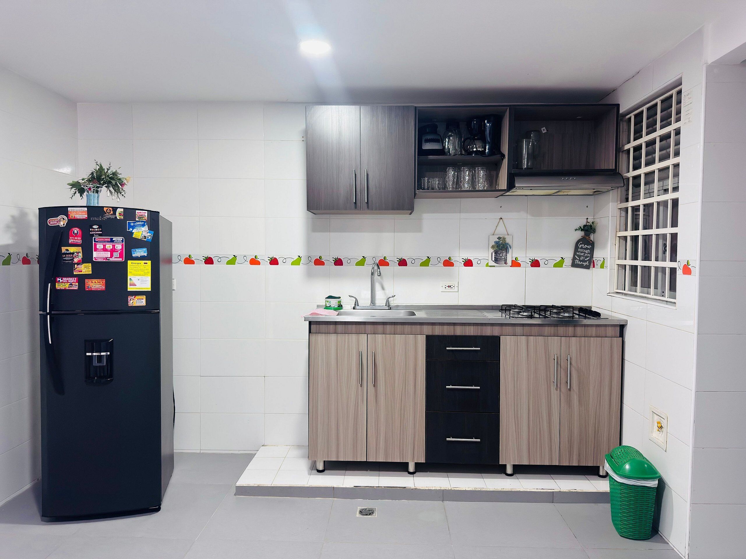Refrigerador, licuadora, plancha de cocina, utensilios de cocina