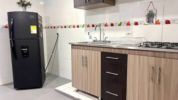Apartamento | Cocina privada | Frigorífico, licuadora, plancha y utensilios de cocina