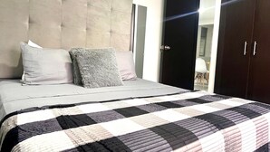 A bed with a quilt, a headboard, and a wardrobe. - Apto Super Cómodo al Norte de la Ciudad (Valledupar)